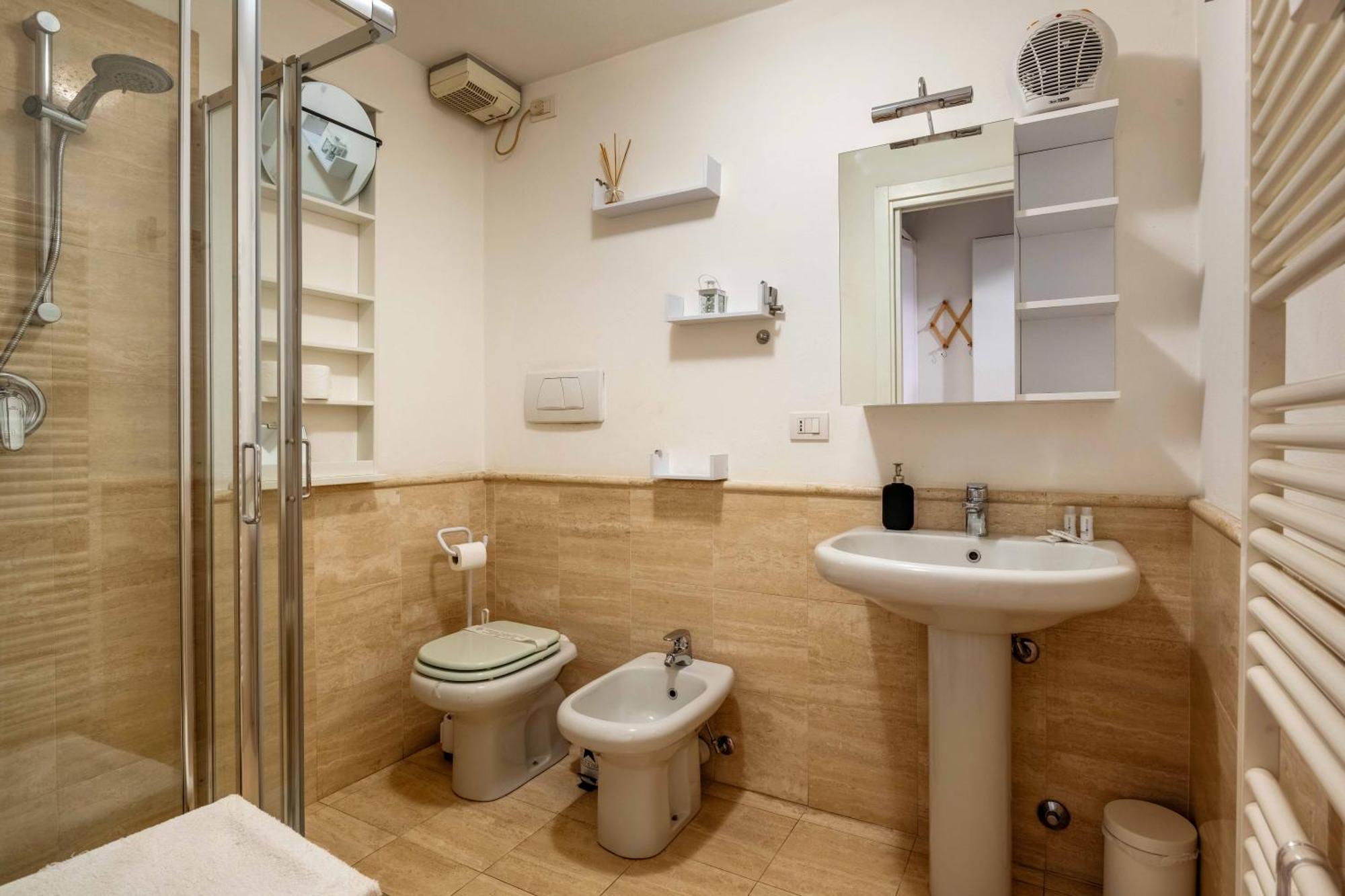One Bedroom Apartment With Terrace Near Duomo Milano Ngoại thất bức ảnh