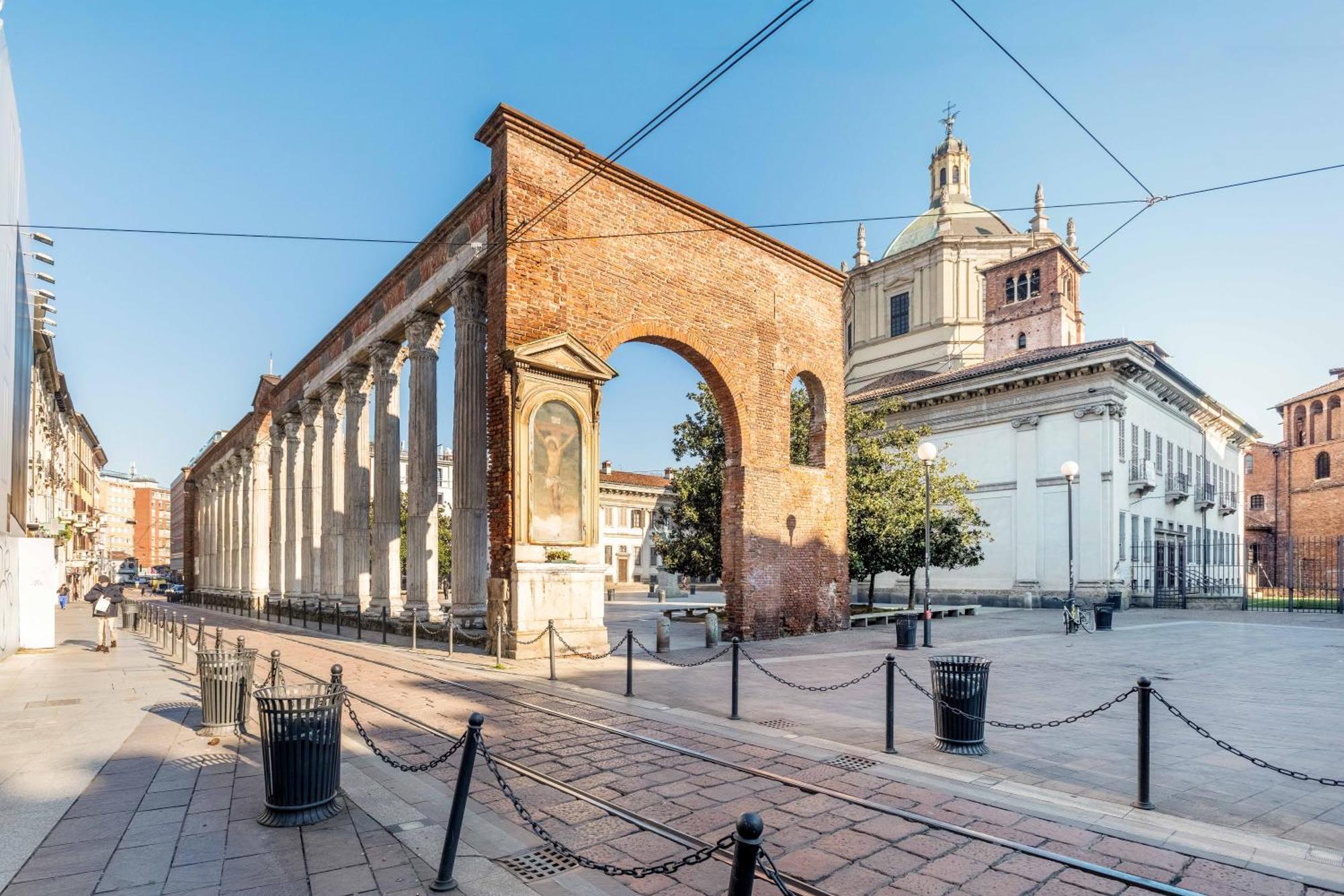 One Bedroom Apartment With Terrace Near Duomo Milano Ngoại thất bức ảnh