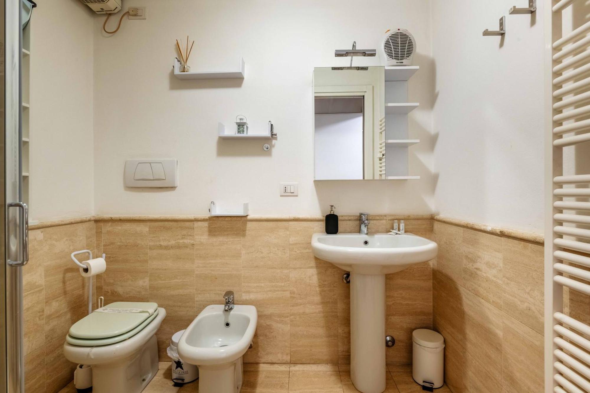 One Bedroom Apartment With Terrace Near Duomo Milano Ngoại thất bức ảnh